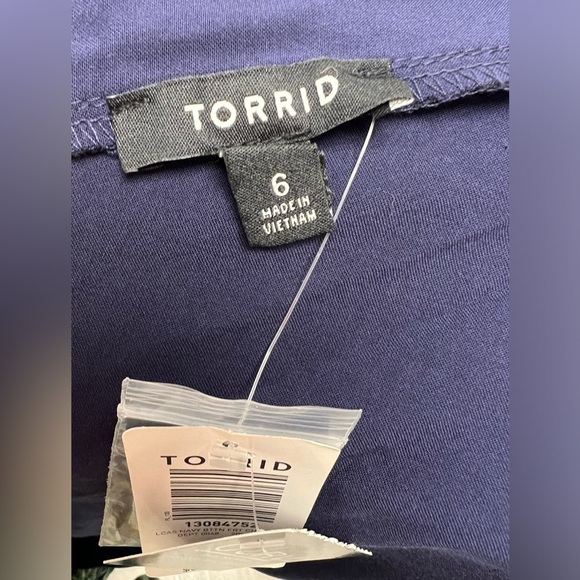 Torrid Midi Button Front Skirt - NEW - Size 30 (6) - Picture 4 of 4